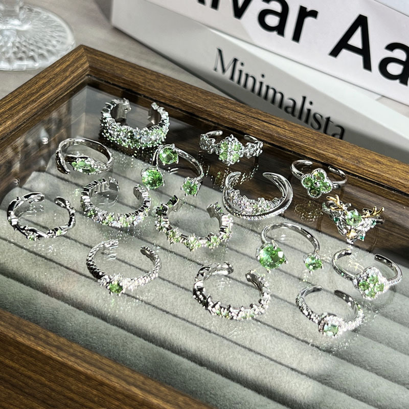 A light and luxurious, dazzling green four-leaf clover ring with full diamonds, a cold and elegant style for women, a fashionable and high-end index ring Application Scenario