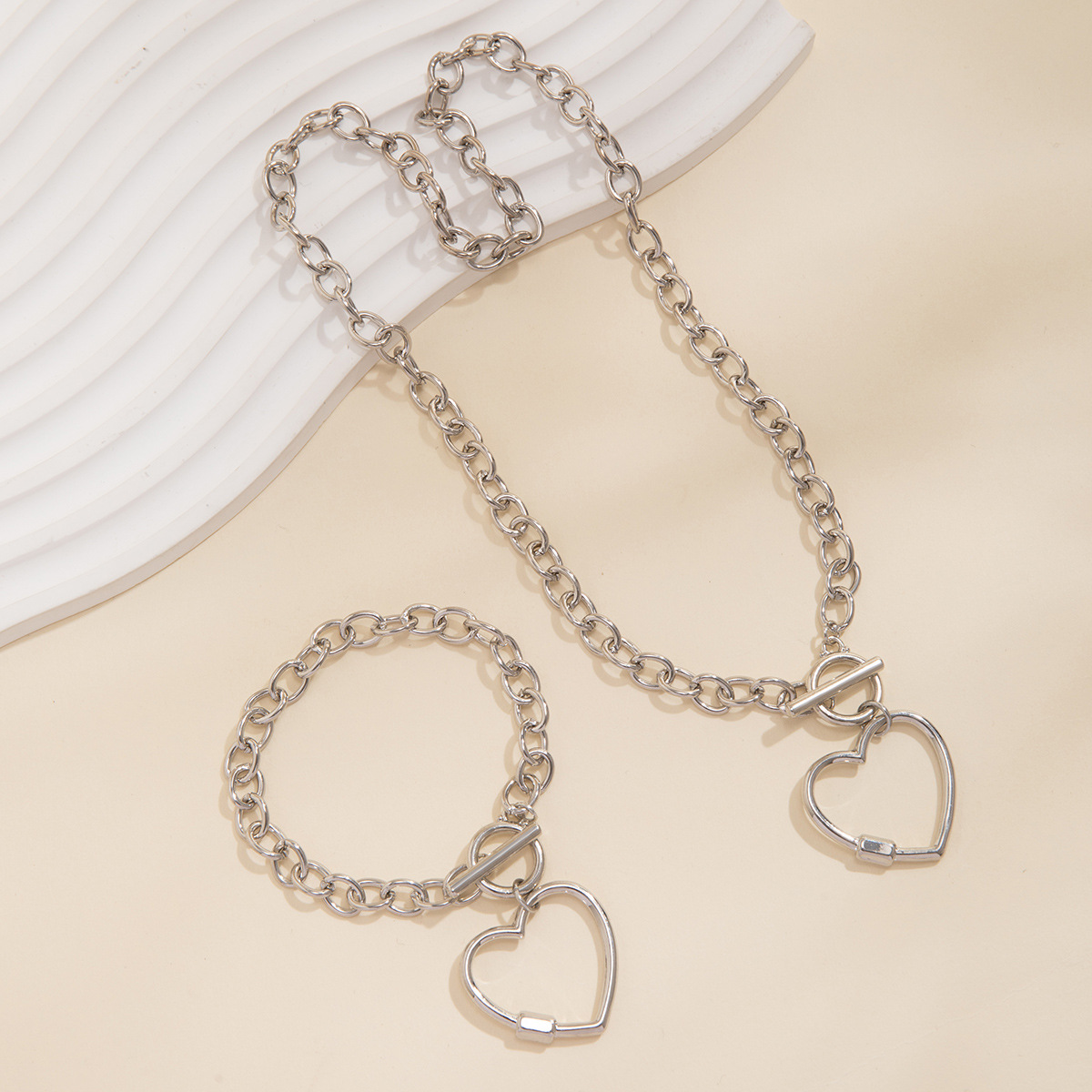 European and American cold style simple necklace versatile star-shaped necklace sweet and cool French big heart necklace set decoration Application Scenario