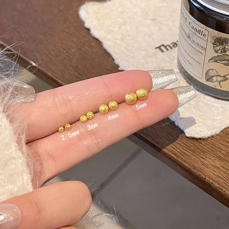 Niche design: Small round ball smooth matte ear studs, ear sticks, women's ear piercings, golden bean earrings, simple and elegant earrings Application Scenario
