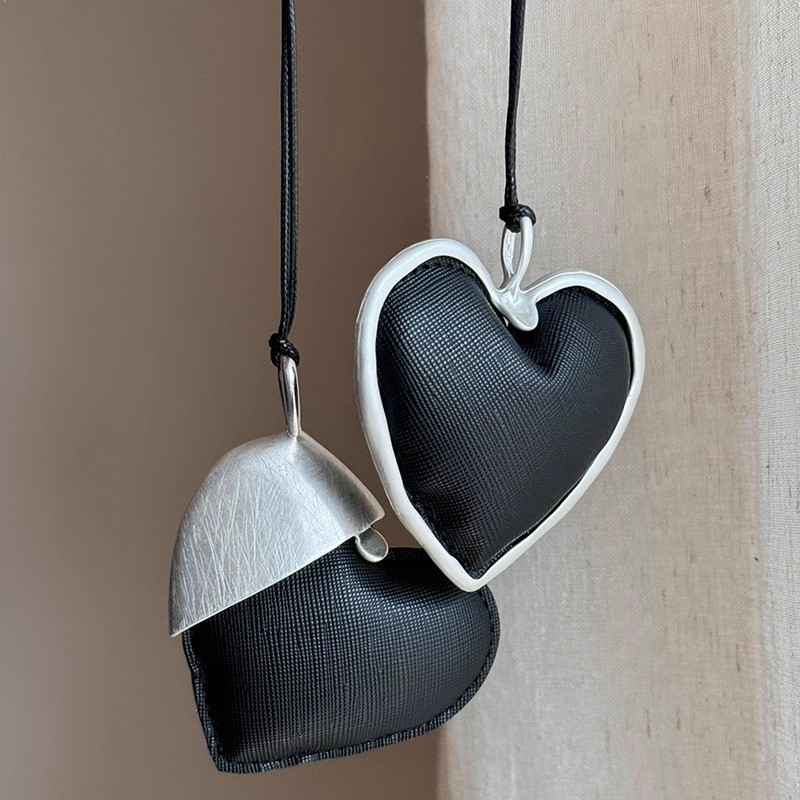 The black and white heart-shaped necklace with the same color as the blogger, a versatile collarbone chain for women's fashion on Instagram, and a sweater chain with a strong atmosphere for autumn and winter Application Scenario