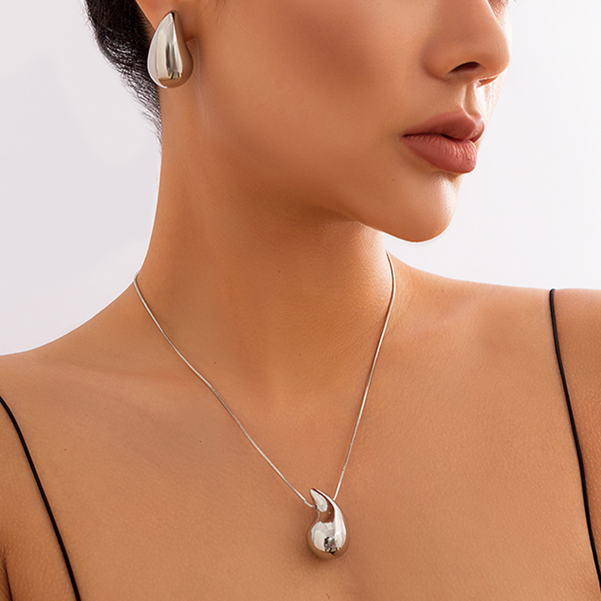 Simple water-drop hanging party punk necklace from Europe and America cross-border accessories, exaggerated large teardrop niche necklace with a glossy finish full figure