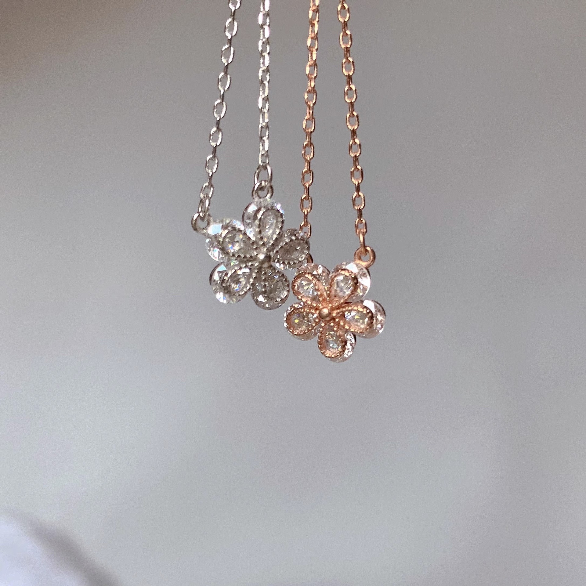 "Flower Language" Sparkling diamond flower necklace features a light luxury and niche design. It is a simple and elegant collarbone chain with a pendant feel details Picture