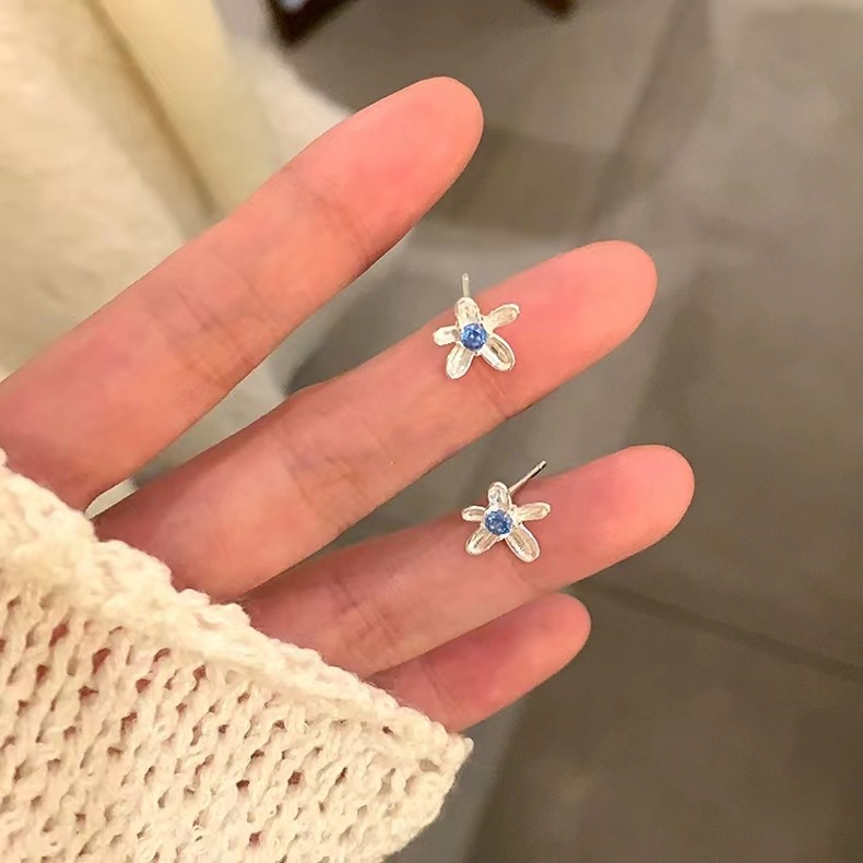 Cool sea blue diamond three-dimensional five-petal flower stud earrings for women, small and irregular ins style forest-themed super ethereal and exquisite earrings Application Scenario