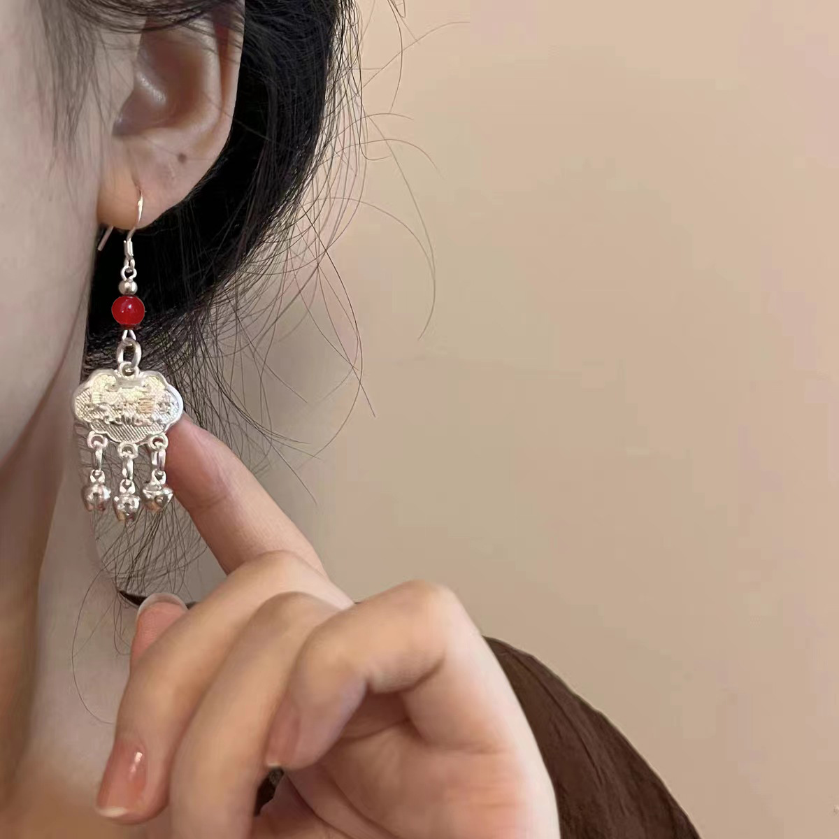 New Chinese-style peace lock, bell pendant, ear hook, feminine charm, versatile, retro and high-end ethnic style ear stud details Picture