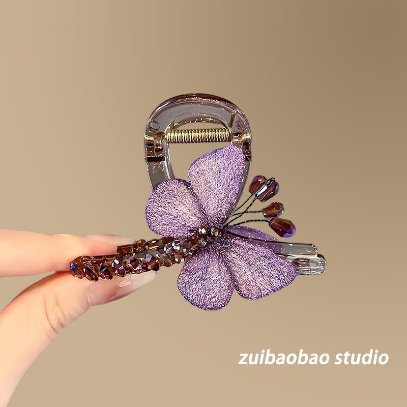 "Fall for the Butterfly ~ A retro style embroidered butterfly grab clip for a medium-sized woman with a half-tied hair at the back of her head and a shark clip hair accessory. Specification drawing
