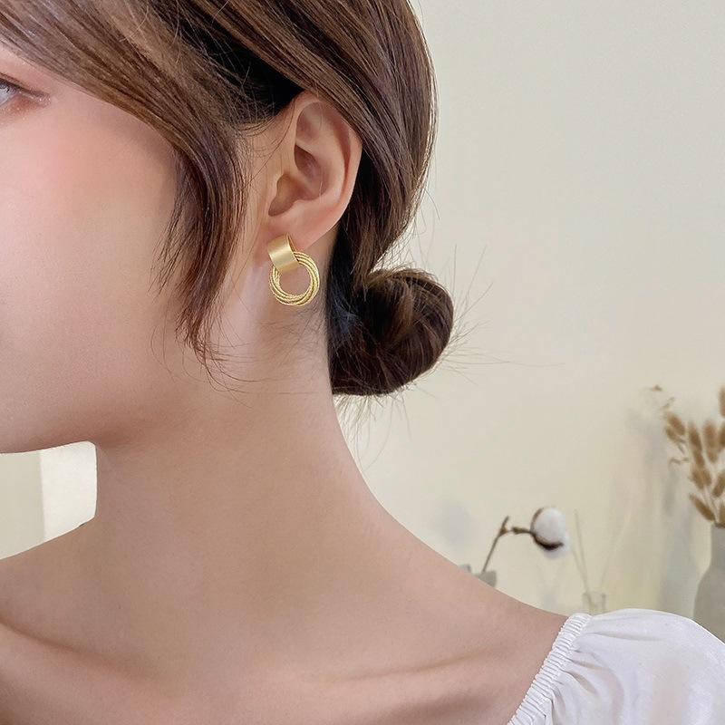High-end Korean personalized earrings 2025, trendy and stylish, simple and fashionable stud earrings, women's silver needles Specification drawing