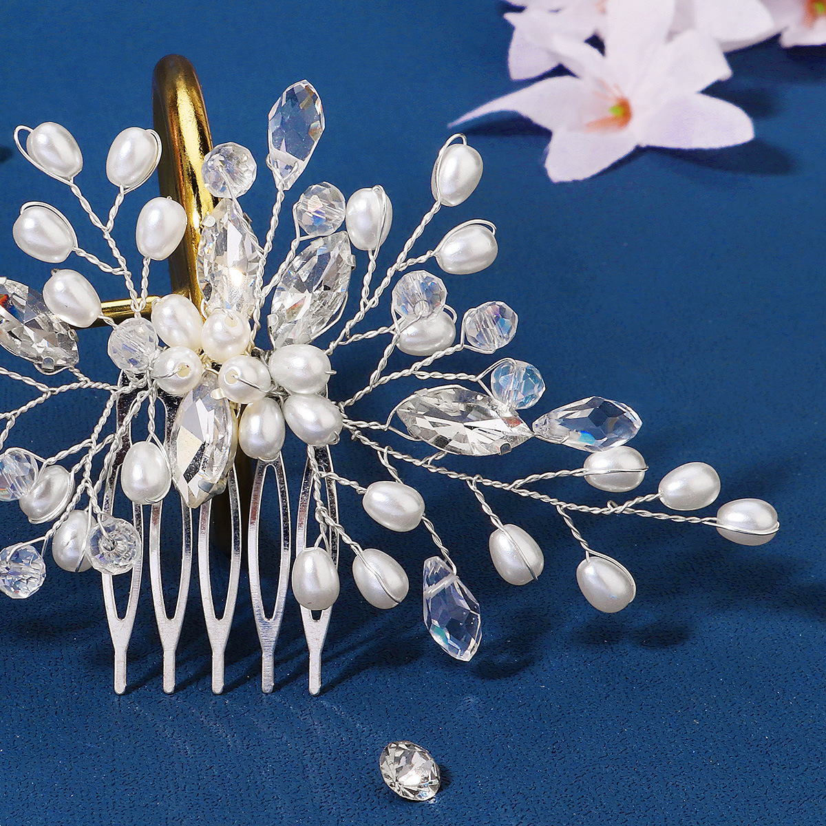 Bride's accessories: European and American wedding dress headwear, handcrafted rhinestone and pearl comb, five-toothed updo and pearl comb at the back of the head Specification drawing