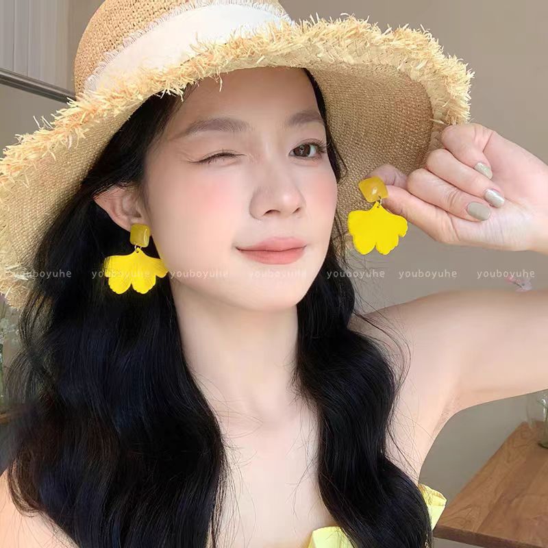 Yellow earrings, 2025 new summer style, high-end, fresh and versatile, exaggerated earrings, long and trendy earrings for women's vacation full figure
