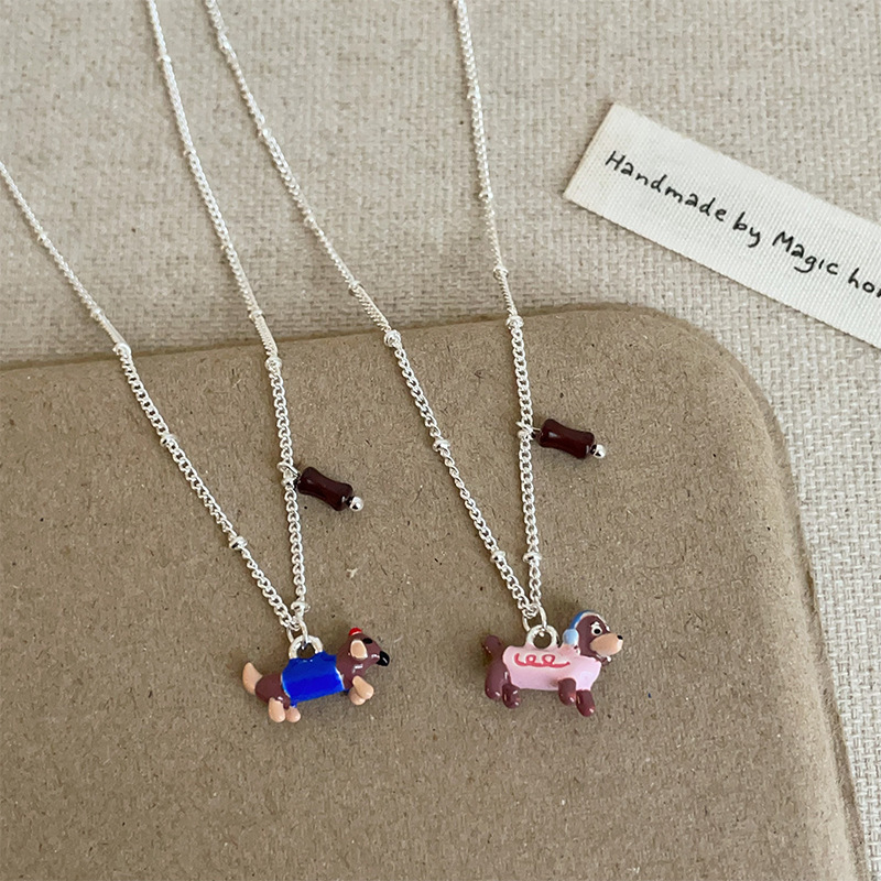 A playful and colorful oil-dripping dachshund pendant necklace for women, with a unique and distinctive design sense, is a neckchain and collarbone chain details Picture