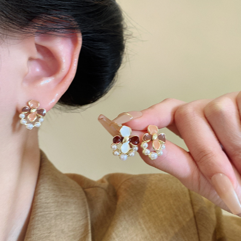 Autumn and winter retro exquisite oil-dripping gardenia flower earrings, simple and elegant for women, pearl versatile, gentle stud earrings for girls details Picture