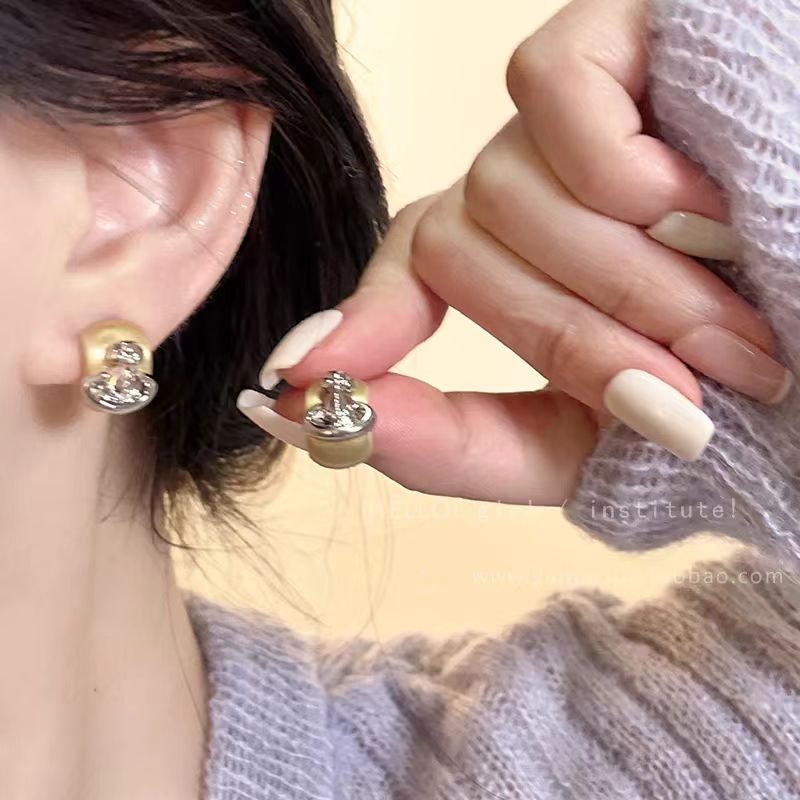 Western Queen Saturn brushed earrings for women, high-end retro earrings, Korean style, niche design, unique and elegant stud earrings full figure