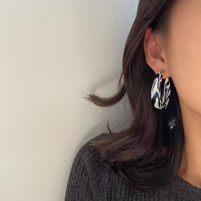 European and American zebra-patterned C-shaped earrings, a trendy semi-round ear ring for women on Instagram, a new versatile ear accessory from 2025 Application Scenario