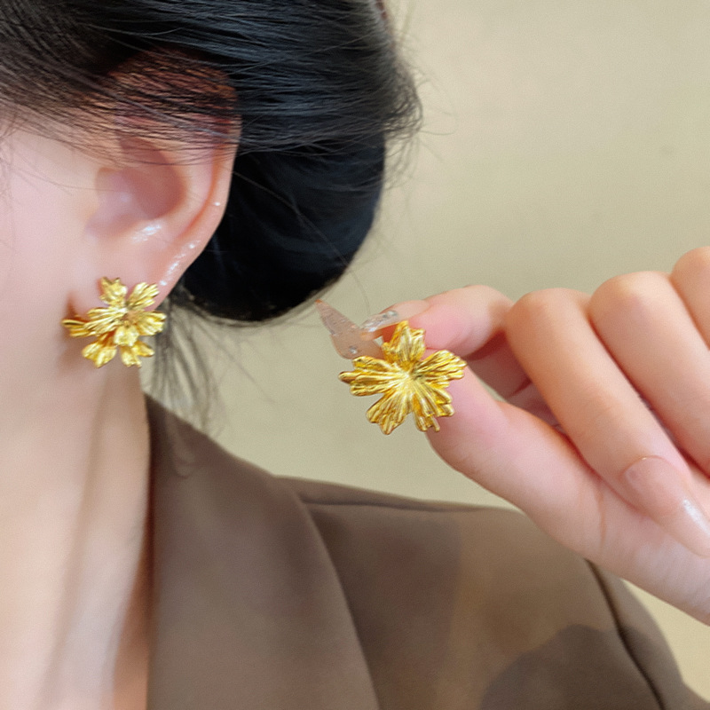 French light luxury style retro golden flower stud earrings, niche high-end feel, versatile and unique earrings, best-selling earrings wholesale details Picture