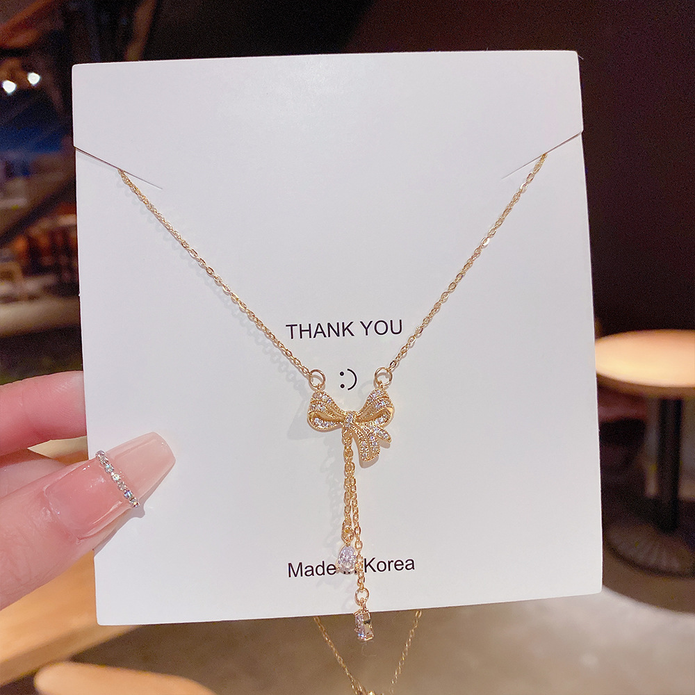 The new 2024 bow, a popular accessory for women, is a light luxury and niche design. It's a couple's necklace and a stylish collarbone chain Application Scenario