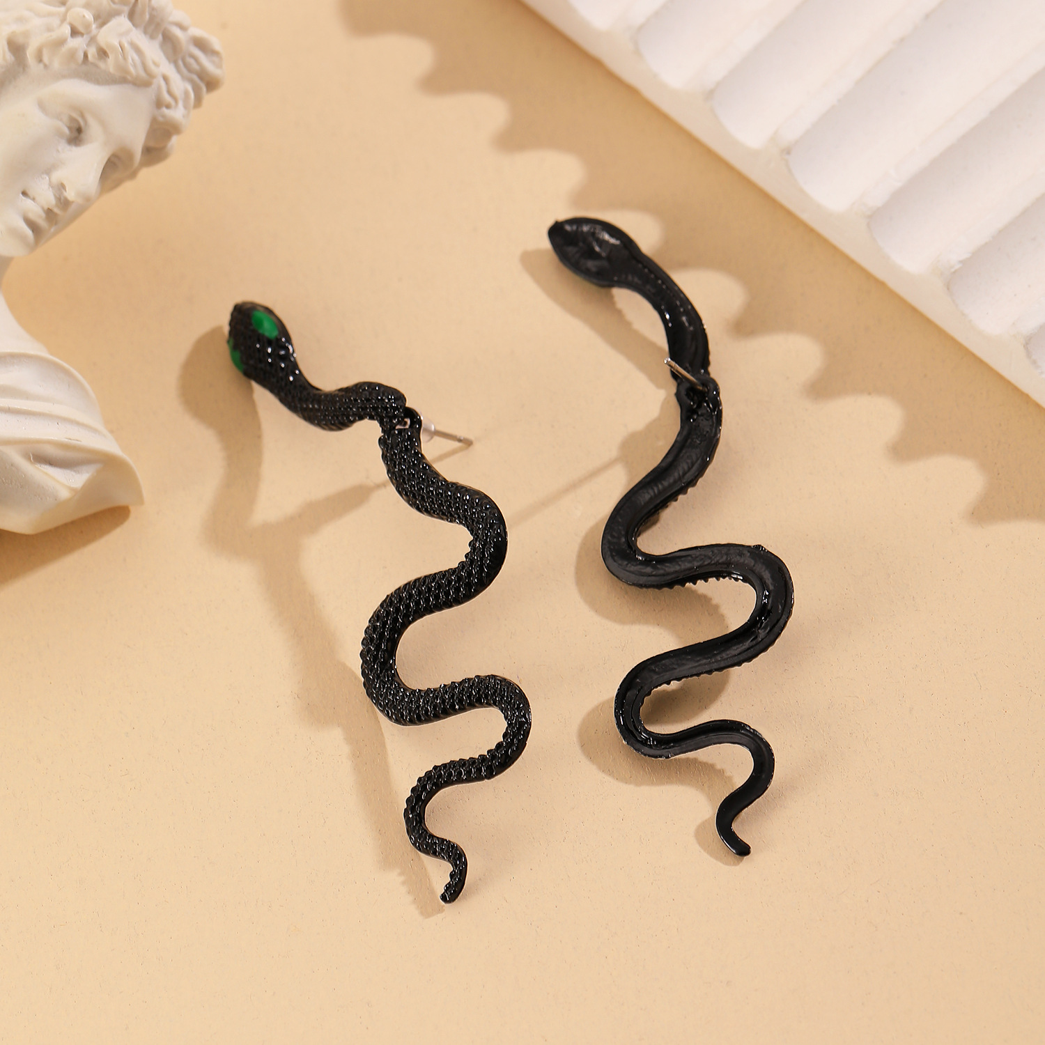 European and American hip-hop style detachable high-end exaggerated snake ear studs women's cross-border punk personality trendy earrings and earrings Application Scenario
