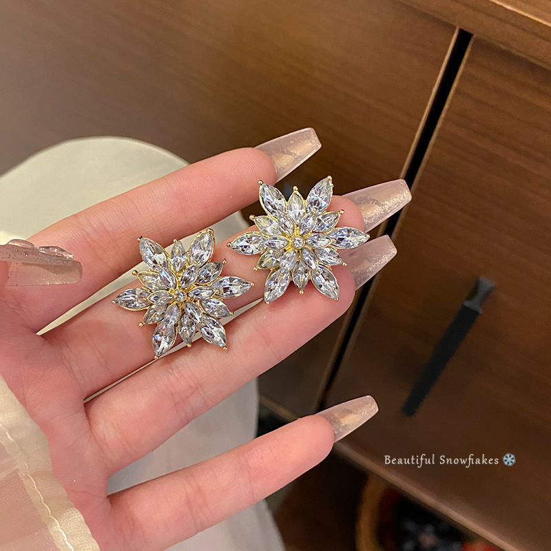 S925 Silver Needle Korean new Super shiny and exquisite full-diamond snowflake earrings, a cold and aloof style with exaggerated geometric stud earrings full figure