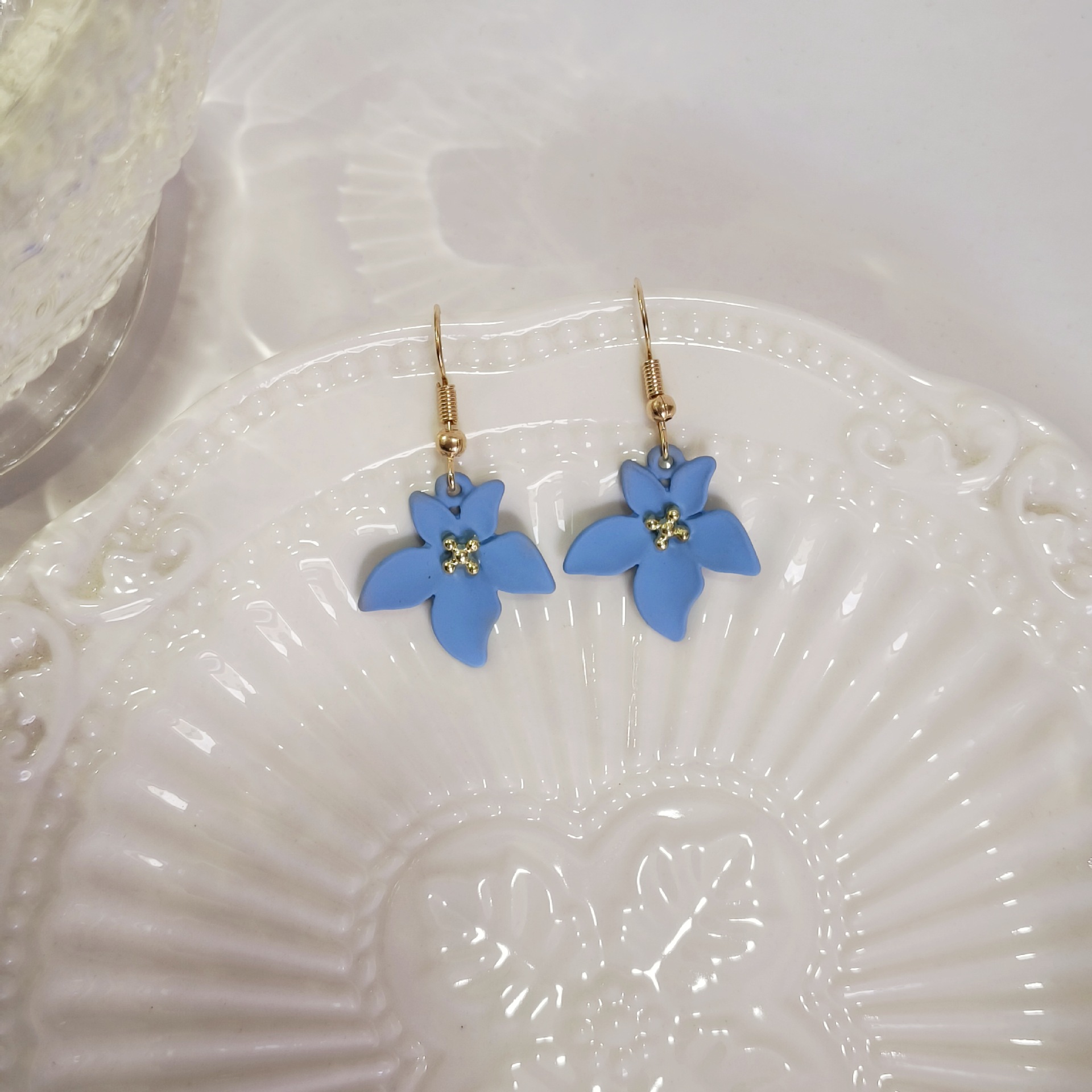 Blue flower ear hooks, a versatile and niche design for Japan and South Korea, are trendy, fashionable, simple and elegant earrings Specification drawing