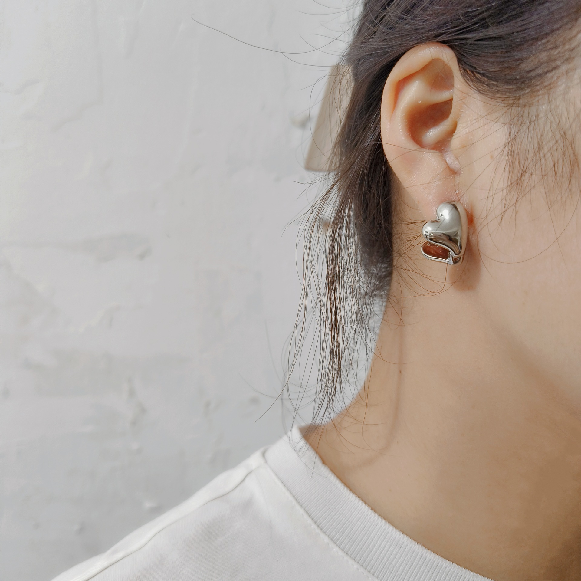 Korean golden heart-shaped stud earrings for women, with a unique and elegant touch. The heart-shaped stud earrings are a retro, high-end and heart-shaped accessory for commuting Specification drawing