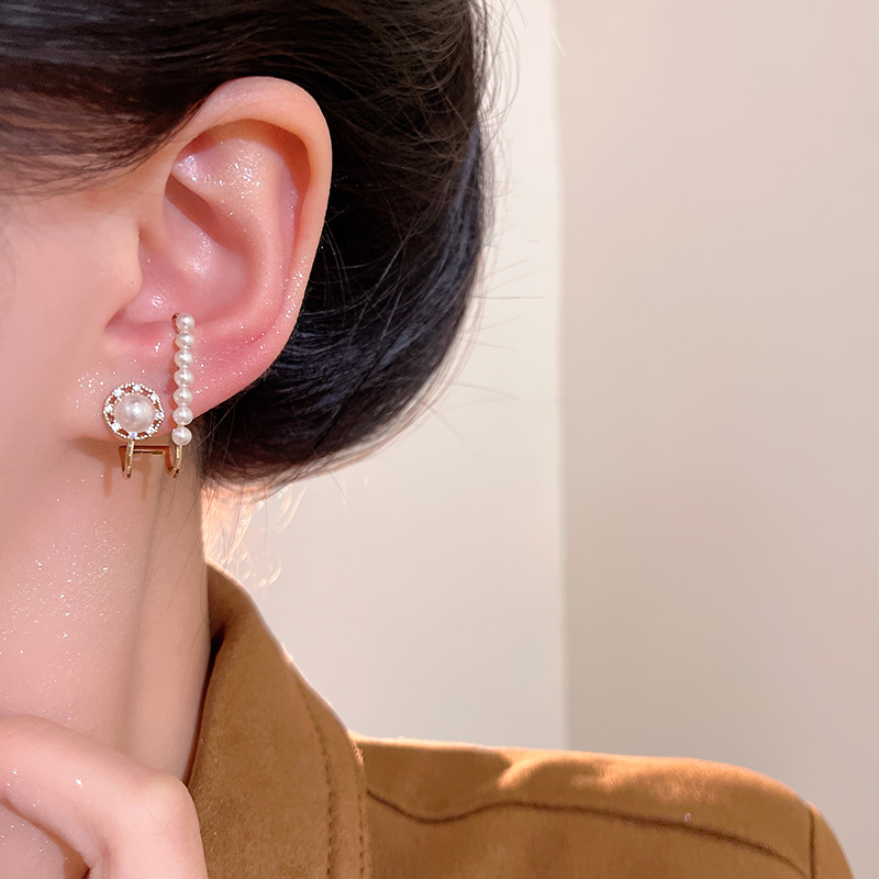 Dongdaemun pearl earrings from South Korea are a versatile and niche design for women. They feature a Hong Kong-style diamond-encrusted stud earrings and are a long, simple ear accessory Application Scenario