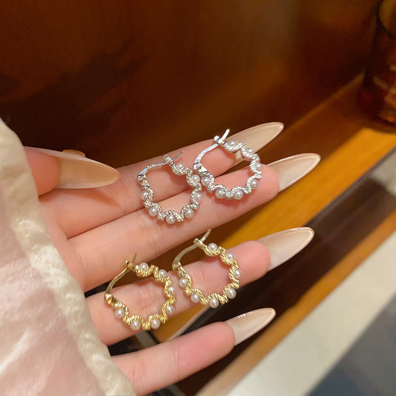 French retro circular pearl earrings for women, 2024 new style, high-end earring, light luxury, unique style, retro earrings full figure