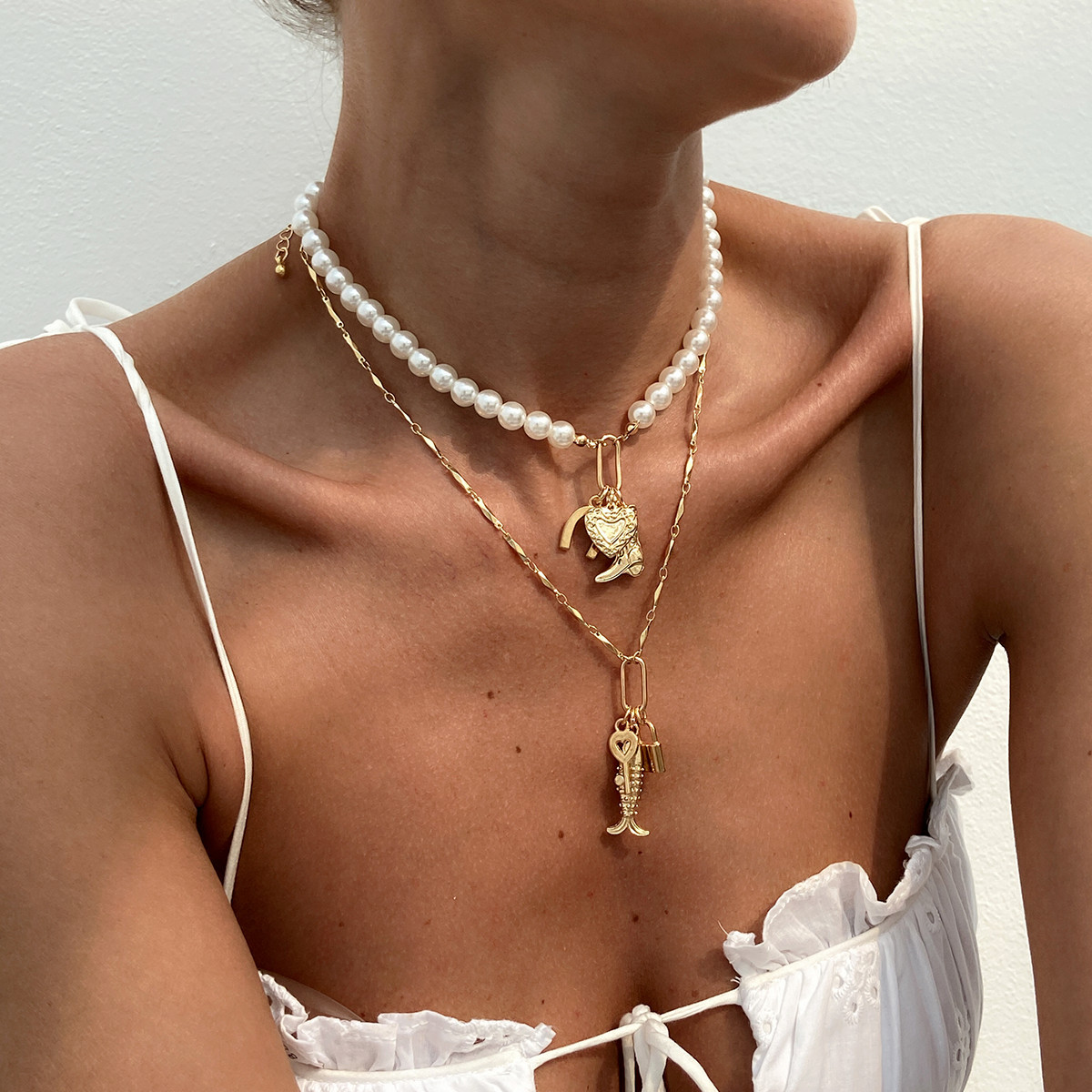 European and American cross-border jewelry, Baroque pearl beaded necklace, retro heart-shaped small fish alloy pendant, collarbone chain details Picture