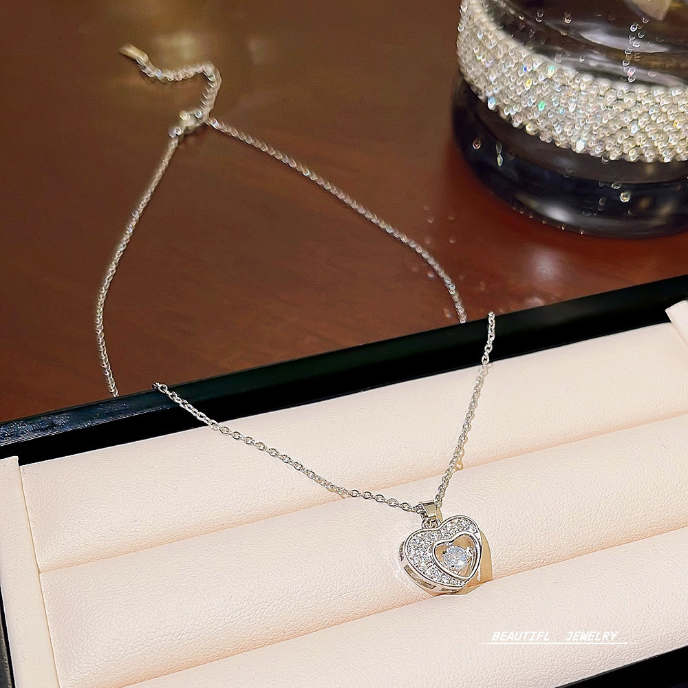 A light luxury InS-style heart-shaped collarbone chain, a niche new design sense, a simple and elegant necklace, a popular accessory necklace for women full figure