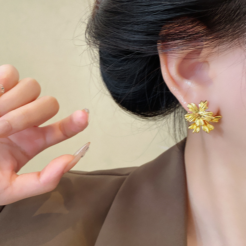 French light luxury style retro golden flower stud earrings, niche high-end feel, versatile and unique earrings, best-selling earrings wholesale Application Scenario