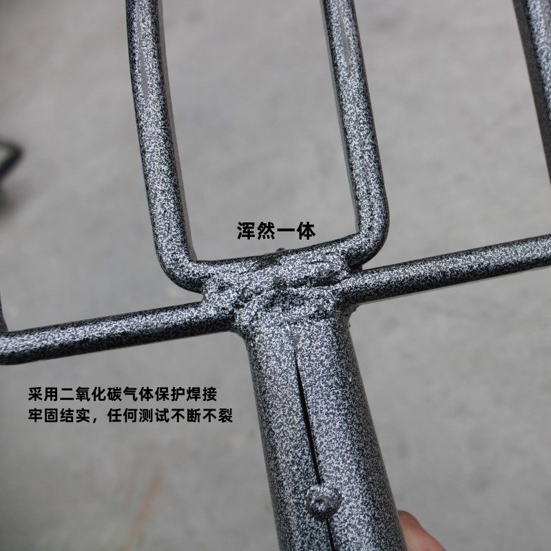 A new solid four-pronged fork made of all-manganese steel, thickened and weighted, suitable for agricultural use, with a four-pronged fork head for loosening soil and ploughing details Picture