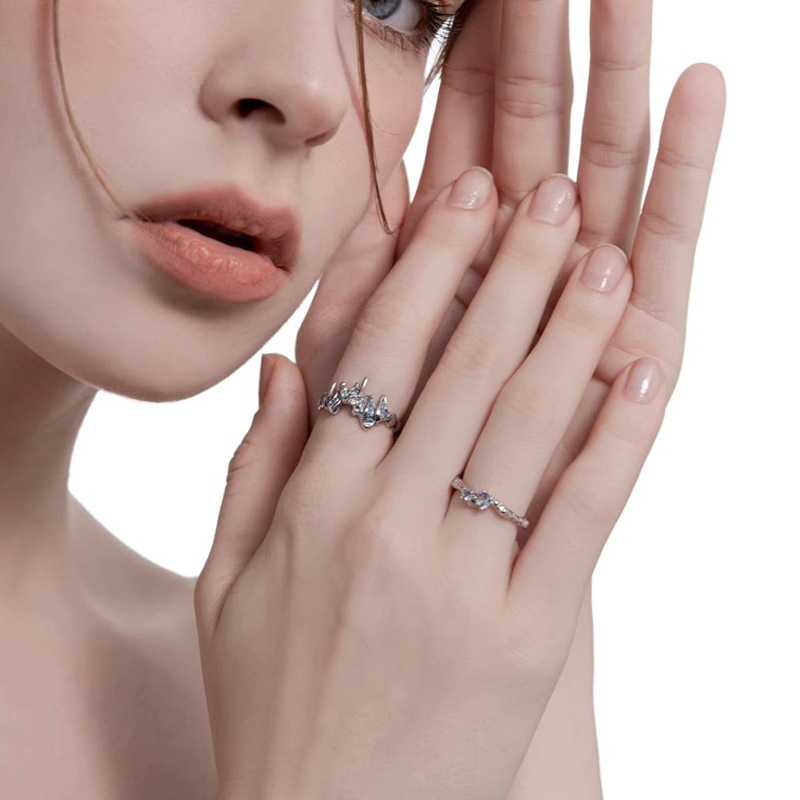 Glacier blue open ring, a unique design for women, cool and stylish, simple and individual couple's food ring Application Scenario