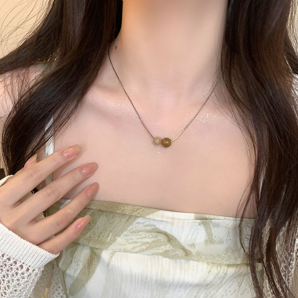 The Cold Wind Stone pendant necklace for women's autumn collarbone chain, a new style of trendy, niche and elegant simple necklace in 2023 full figure