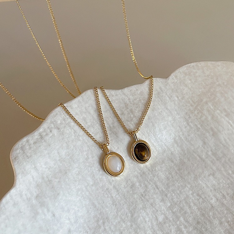 The shell cat's eye stone pendant necklace is a unique, simple and versatile design for women. It is a stylish necklace and collarbone chain Specification drawing