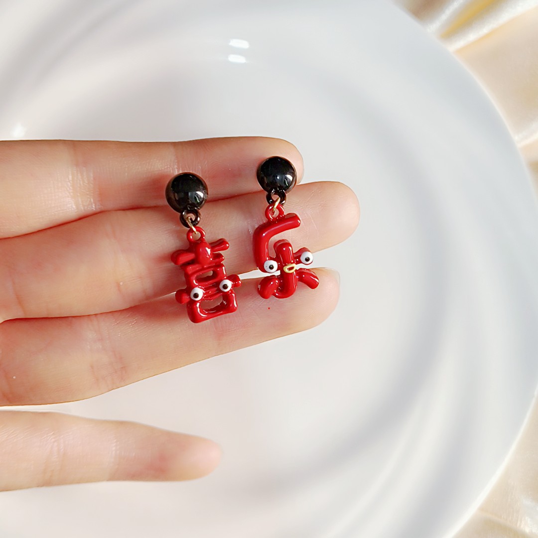 New Year's festive earrings, women's Joy text stud earrings, ins trendy, niche, versatile, fashionable design sense, and elegant earrings Specification drawing