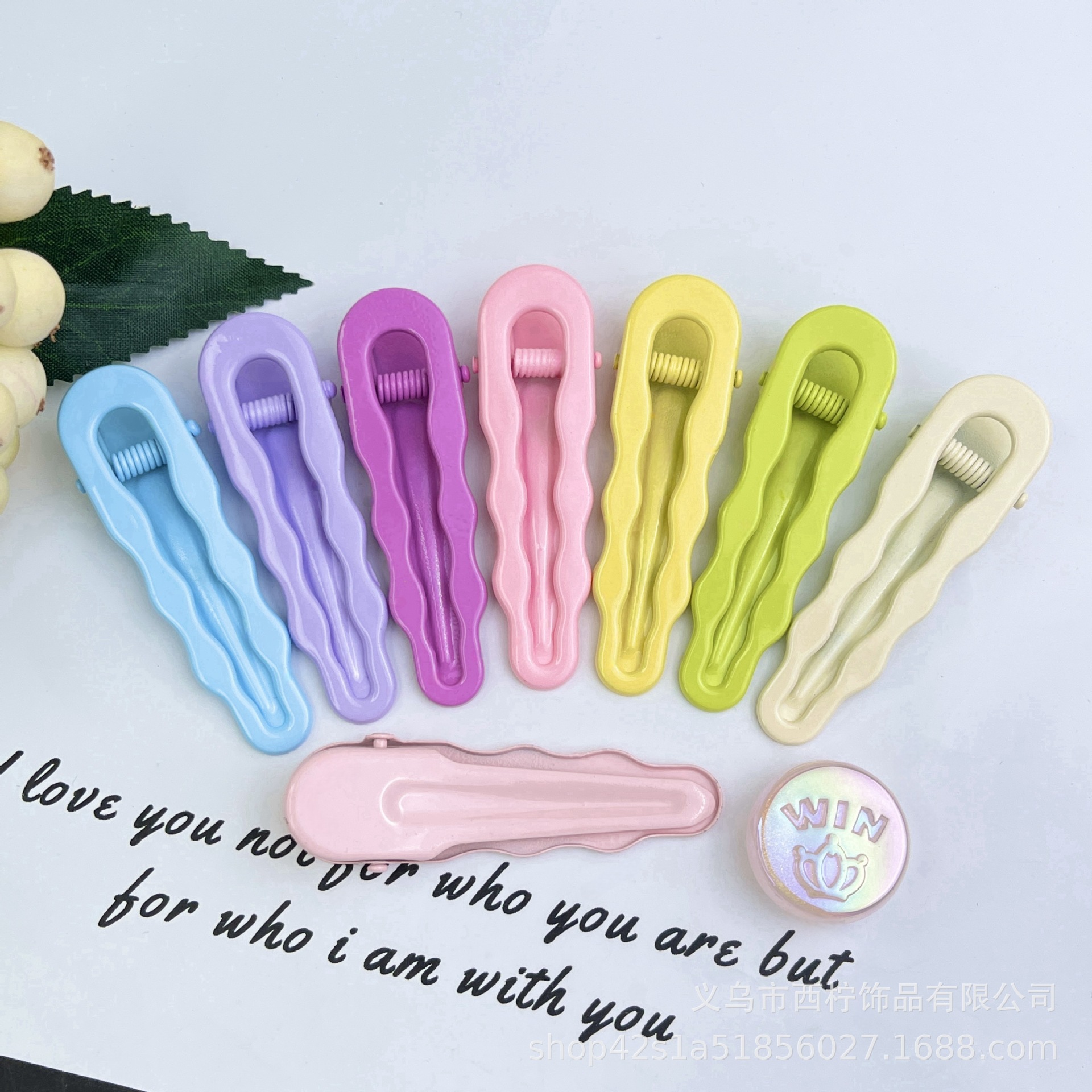 Baked paint figure-eight clip, children's hair clip, candy-colored diy hair clip, cute wholesale, bangs clip, side clip, children's hair accessory Application Scenario