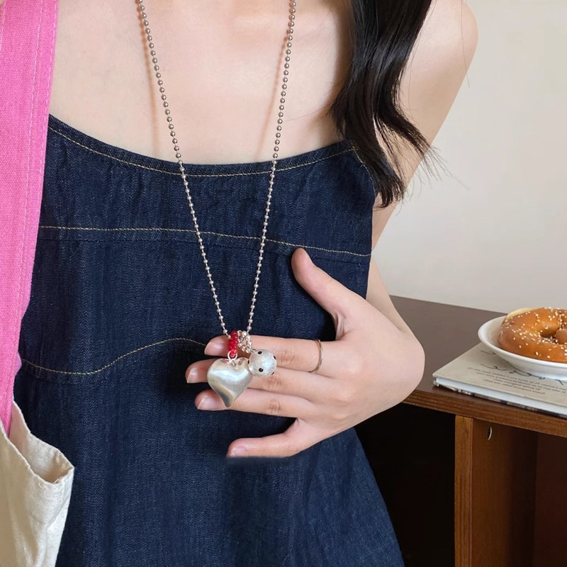 A silver brushed heart-shaped necklace with a unique and cute female touch, as well as a long sweater chain for girls, featuring the same style as Korean Instagram-style bloggers Specification drawing