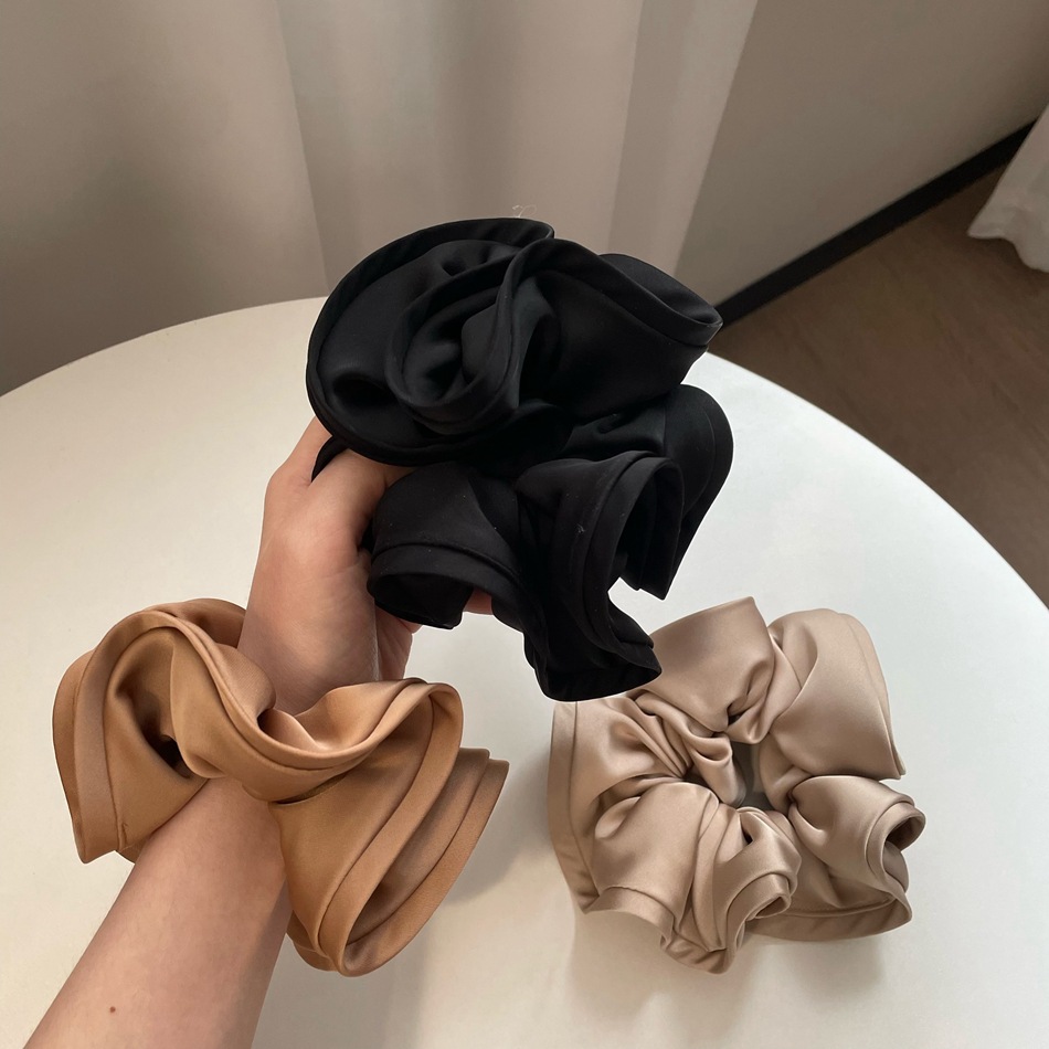 French retro black ear-rimmed large intestine hair band, satin large intestine hair band, women's high-end look, pleated hair tie, high-end and elegant hair tie Application Scenario