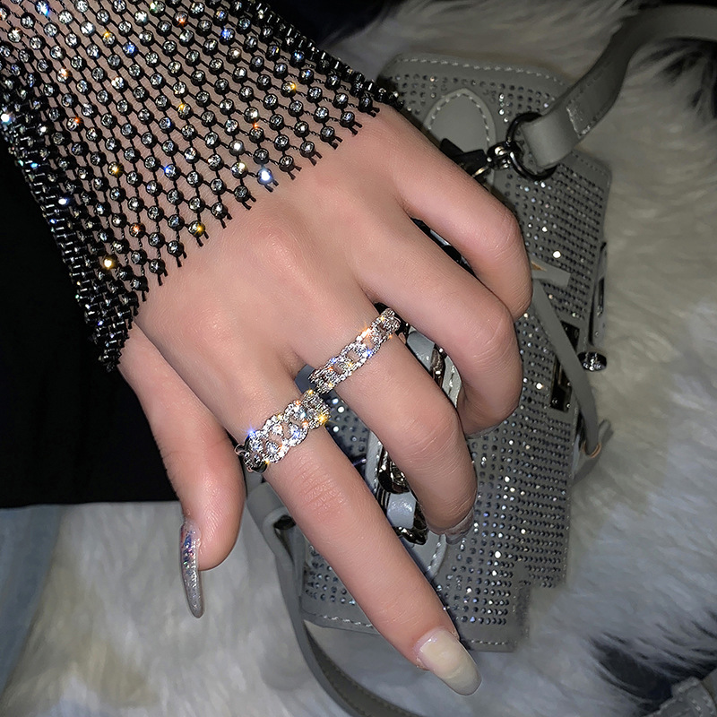 The ring is a trendy, cool, high-end, light luxury and niche design for women on Instagram. It is a fashionable and individualistic ring with sparkling diamonds and an open mouth full figure