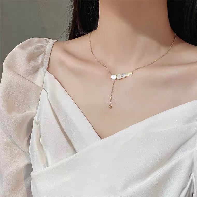 This sweet Japanese and Korean metal mother-of-pearl titanium steel tassel necklace is a niche design for women. It features a cool and cool collarbone chain in autumn and winter Application Scenario