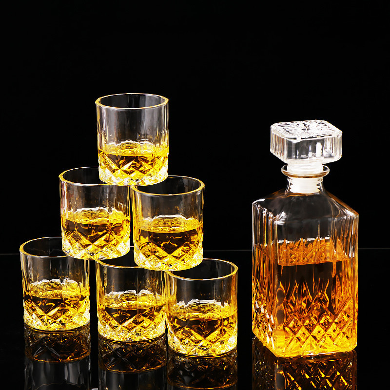 A 950ml European ins square crystal glass whisky bottle with a 230ml Bohemian wine glass set full figure