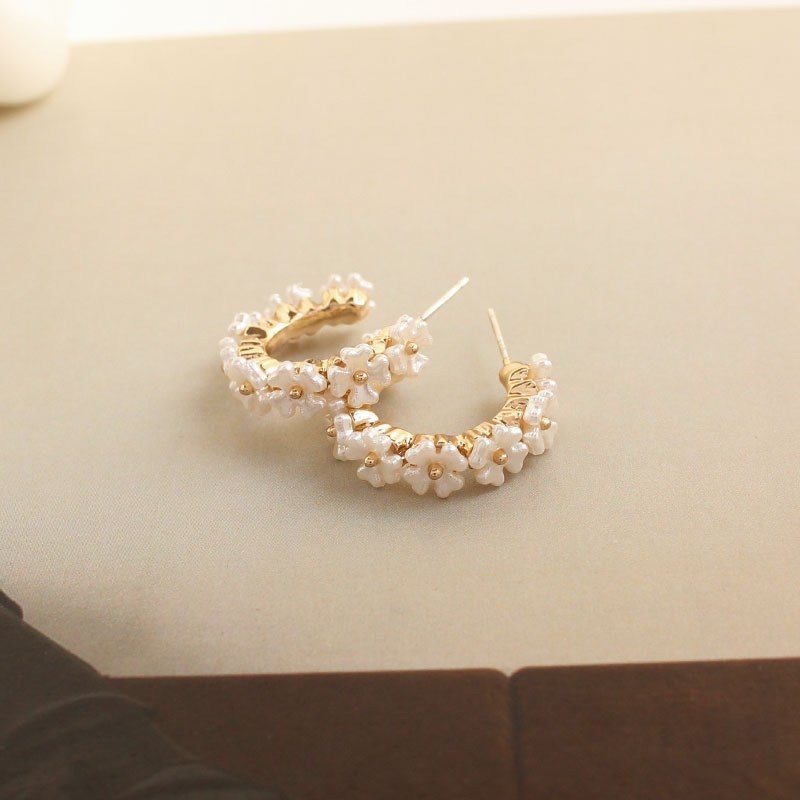 Gentle in the human world, C-shaped semi-circular flower ear studs, shell luster, elegant Japanese style, sweet and elegant earrings and ear clips Application Scenario