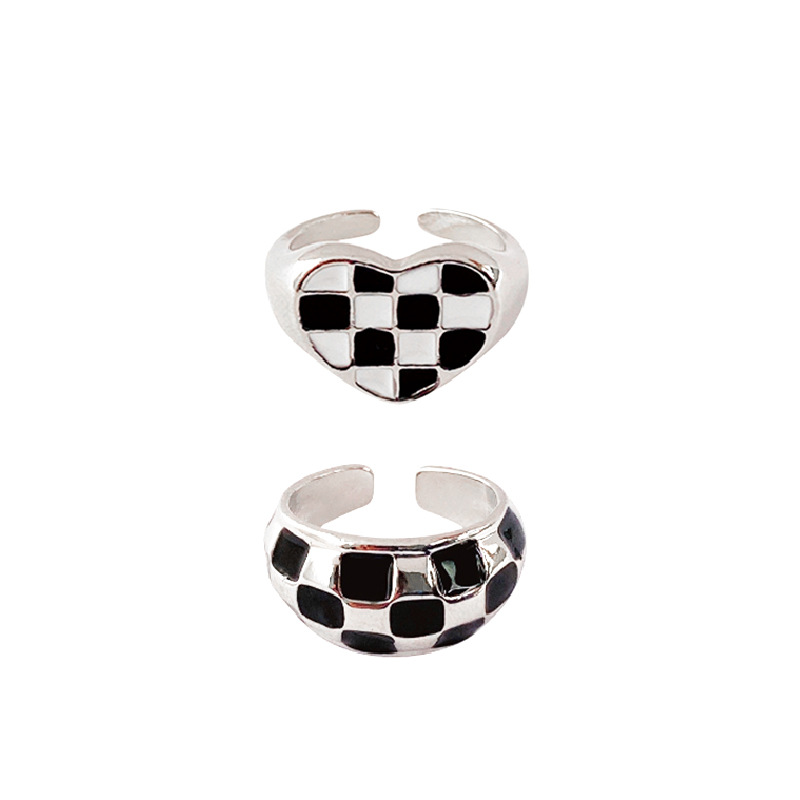 The heart-shaped black and white checkered open-top ring for women on Instagram features a cold, luxurious, and niche design. It's a fashionable and personalized ring trend Item Picture