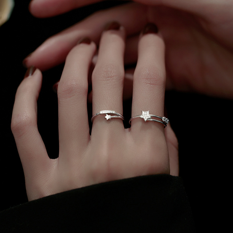 A simple star-shaped opening ring for women, exuding a sense of light luxury and sophistication, with a niche and cold style. It's a unique and versatile index finger ring for best friends full figure