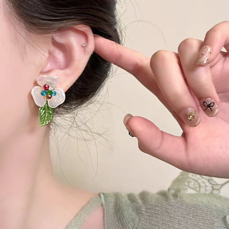 New green leaf and flower bud resin earrings for early spring, a niche design for women's spring and summer, French stud earrings, and high-end earrings details Picture