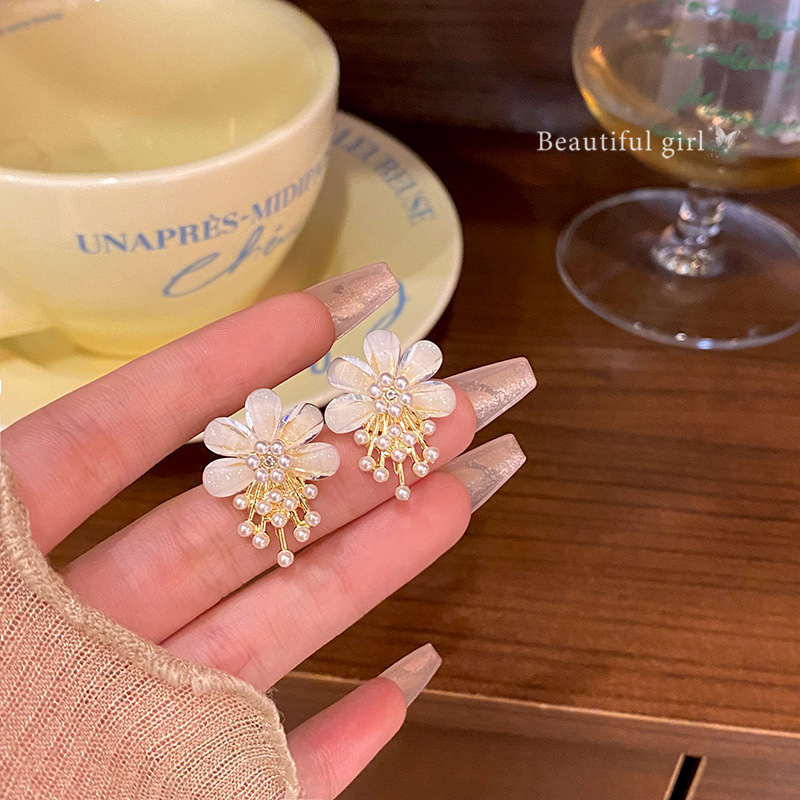 Super ethereal acrylic flower earrings for women, light luxury, versatile and high-end pearl stud earrings, the same style of earrings as Internet celebrities full figure
