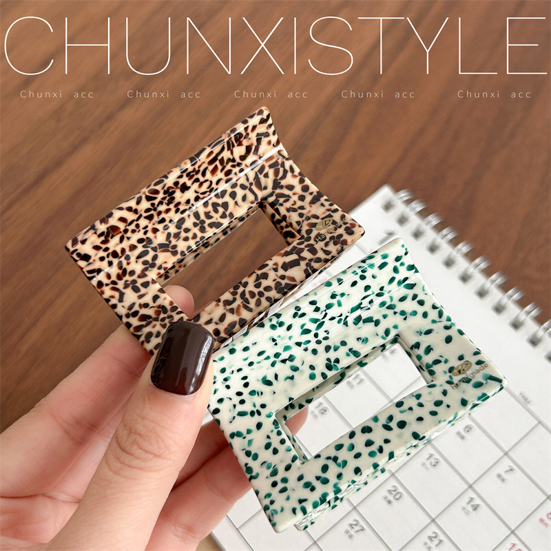YD New style, sweet, half-grab ponytail, square acetate board grab, bun hair grab, girl's hair accessory Application Scenario