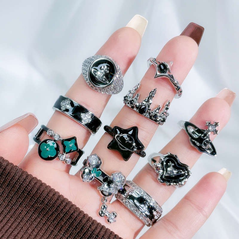 The dark Saturn individual drip glaze open ring from Europe and America is fashionable, simple, neutral and cold, with a stylish and versatile style full figure