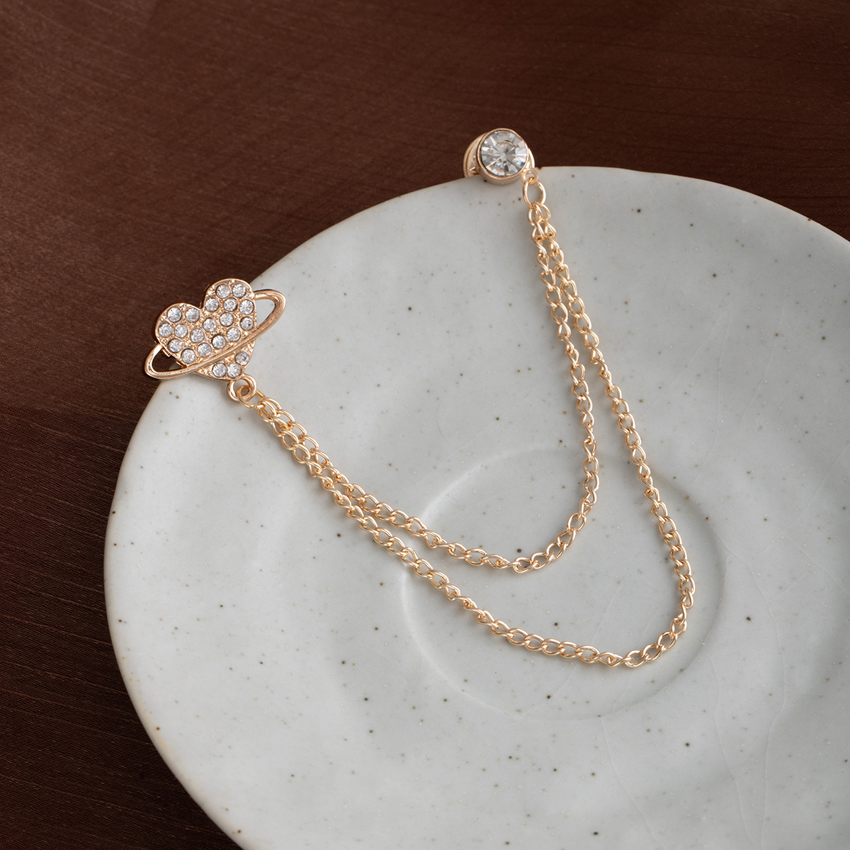 This fashionable heart-shaped diamond-encrusted metal brooch exudes a sense of sophistication, simplicity, elegance, and fashion. It is a versatile and personalized accessory Specification drawing