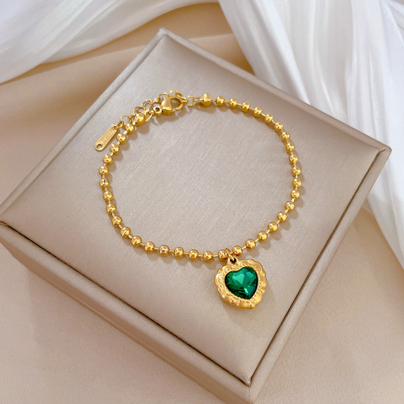 【 All-titanium Steel 】 Dongdaemun's unique and elegant green heart-shaped round bead bracelet, a retro gift for female Internet celebrities and best friends Application Scenario