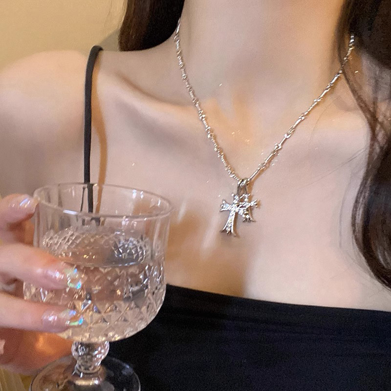 Silver cross pendant long necklace for women, light luxury, niche, sweet and cool, spicy girl style collarbone chain accessory Application Scenario