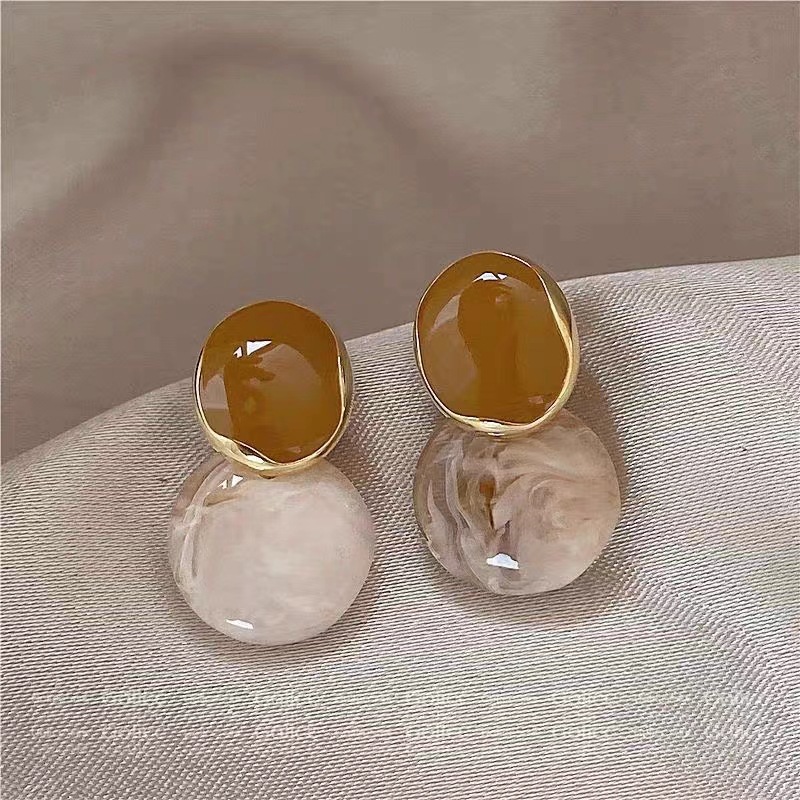 Unique irregular-shaped stud earrings with a feminine charm, Hong Kong-style earrings, simple and distinctive color contrast, autumn and winter internet-famous versatile earrings Application Scenario