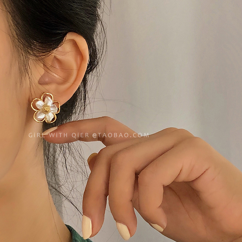 Flower earrings for women, simple, small and versatile. Petal 2025 new Korean style, super ethereal and internet-famous stud earrings details Picture